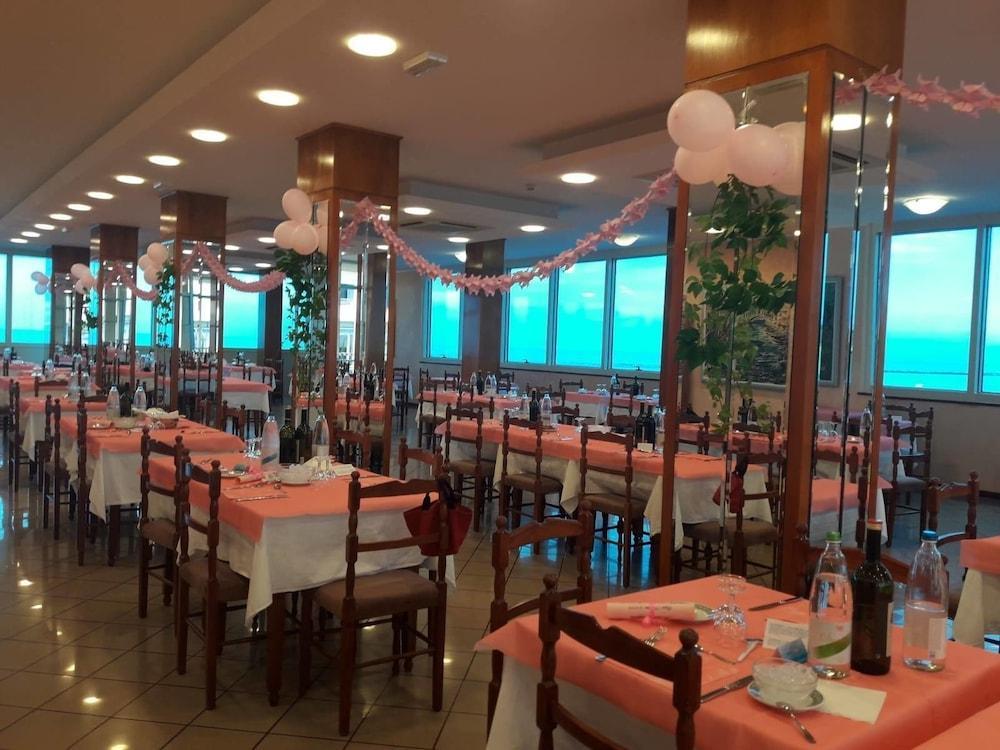 Hotel Majestic Пезаро Экстерьер фото